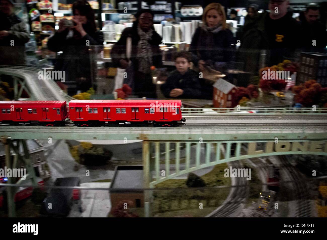 New York. 26. Dezember 2013. Touristen suchen bei Modelleisenbahnen auf dem Display während der 12. jährlichen New York Transit Museum Urlaub Zug Show im Grand Central Terminal in New York, am 26. Dezember 2013. Die Ausstellung läuft vom 16. November bis 23. Februar nächsten Jahres. Bildnachweis: Niu Xiaolei/Xinhua/Alamy Live-Nachrichten Stockfoto