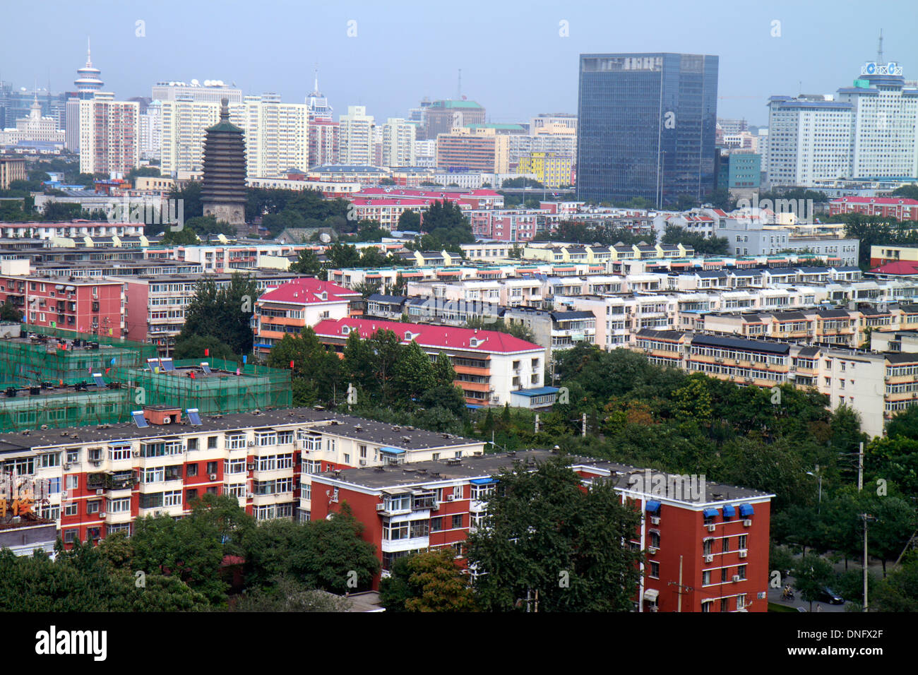 Peking China, Chinesisch, Xicheng District, Eigentumswohnung Wohnapartments Gebäude Gebäude Gehäuse, Tempel, Skyline der Stadt, Luft Overhead vie Stockfoto