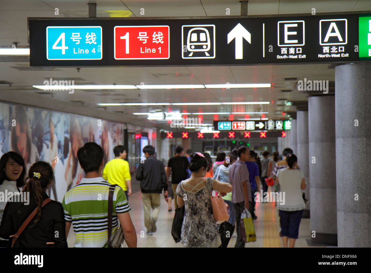 Peking China, Chinesisch, Xidan U-Bahn-Station, Linie 1 4, chinesische Zeichen hànzì Pinyin, Zeichen, Richtungen, Pfeil, Fahrer, Passagiere Passagiere Fahrer, Chi Stockfoto