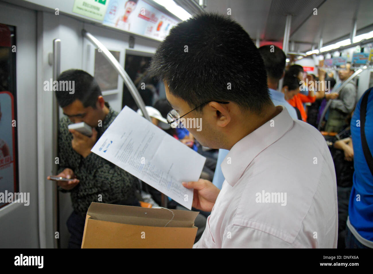 Peking China, Asien, Chinesisch, Oriental, Nanlishilu U-Bahn-Station, Linie 1, öffentliche Verkehrsmittel, Zug, Passagierkabine, Passagierpassagiere Fahrer, sta Stockfoto