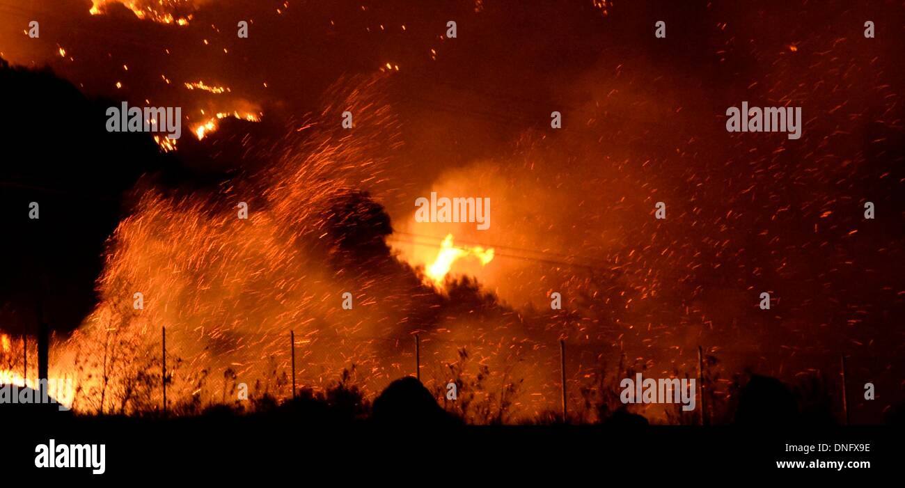 25. Dezember 2013, Simi Valley Kalifornien-USA. Ventura Feuerwehr zusammen mit Los Angeles, LA County und CalFire kämpfen ein Buschfeuer Weihnachten Nacht späten Mittwoch 25. Dezember in Simi Valley. Die starken Winde helfen die Buschfeuer entlang Santa Susana Pass Rd. westlich von Rocky Peak südlich der 118 Autobahn brennen. Das Brennen rund um 8-10 Hektar und keine Häuser wurden beschädigt. Das verursacht ist zu diesem Zeitpunkt noch unbekannt. Simi Valley ca. 25. Dezember 2013 Foto von Gene Blevins/LA DailyNews/ZumaPress. (Kredit-Bild: © gen Blevins/ZUMAPRESS.com) Bildnachweis: ZUMA Press, Inc./Alamy Live-Nachrichten Stockfoto