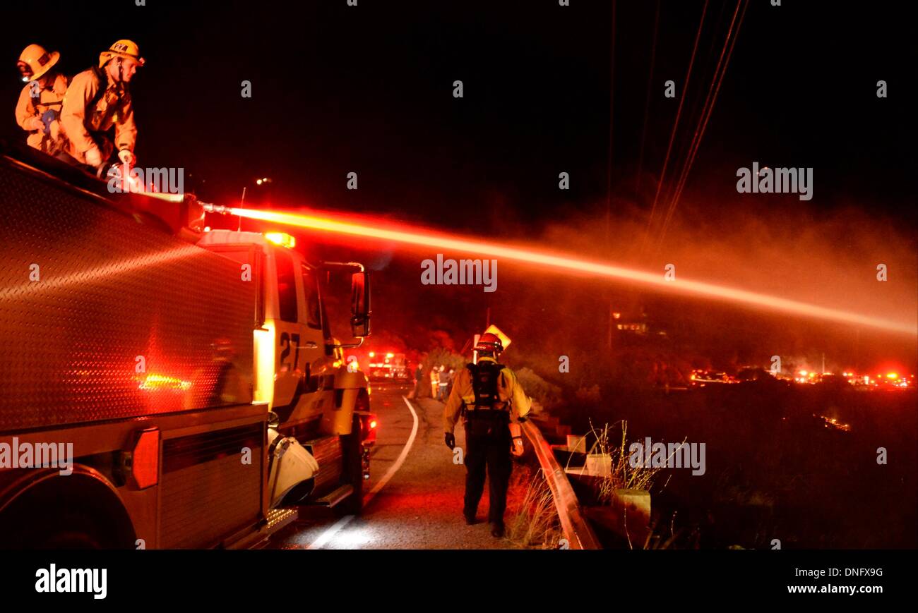 25. Dezember 2013, Simi Valley Kalifornien-USA. Ventura Feuerwehr zusammen mit Los Angeles, LA County und CalFire kämpfen ein Buschfeuer Weihnachten Nacht späten Mittwoch 25. Dezember in Simi Valley. Die starken Winde helfen die Buschfeuer entlang Santa Susana Pass Rd. westlich von Rocky Peak südlich der 118 Autobahn brennen. Das Brennen rund um 8-10 Hektar und keine Häuser wurden beschädigt. Das verursacht ist zu diesem Zeitpunkt noch unbekannt. Simi Valley ca. 25. Dezember 2013 Foto von Gene Blevins/LA DailyNews/ZumaPress. (Kredit-Bild: © gen Blevins/ZUMAPRESS.com) Bildnachweis: ZUMA Press, Inc./Alamy Live-Nachrichten Stockfoto