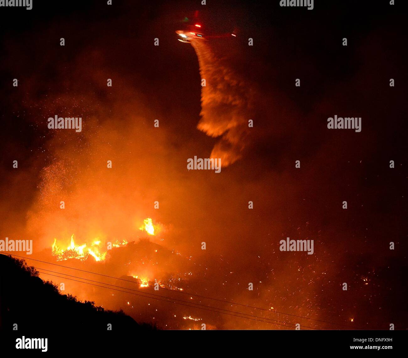25. Dezember 2013, Simi Valley Kalifornien-USA. Ventura Feuerwehr zusammen mit Los Angeles, LA County und CalFire kämpfen ein Buschfeuer Weihnachten Nacht späten Mittwoch 25. Dezember in Simi Valley. Die starken Winde helfen die Buschfeuer entlang Santa Susana Pass Rd. westlich von Rocky Peak südlich der 118 Autobahn brennen. Das Brennen rund um 8-10 Hektar und keine Häuser wurden beschädigt. Das verursacht ist zu diesem Zeitpunkt noch unbekannt. Simi Valley ca. 25. Dezember 2013 Foto von Gene Blevins/LA DailyNews/ZumaPress. (Kredit-Bild: © gen Blevins/ZUMAPRESS.com) Bildnachweis: ZUMA Press, Inc./Alamy Live-Nachrichten Stockfoto
