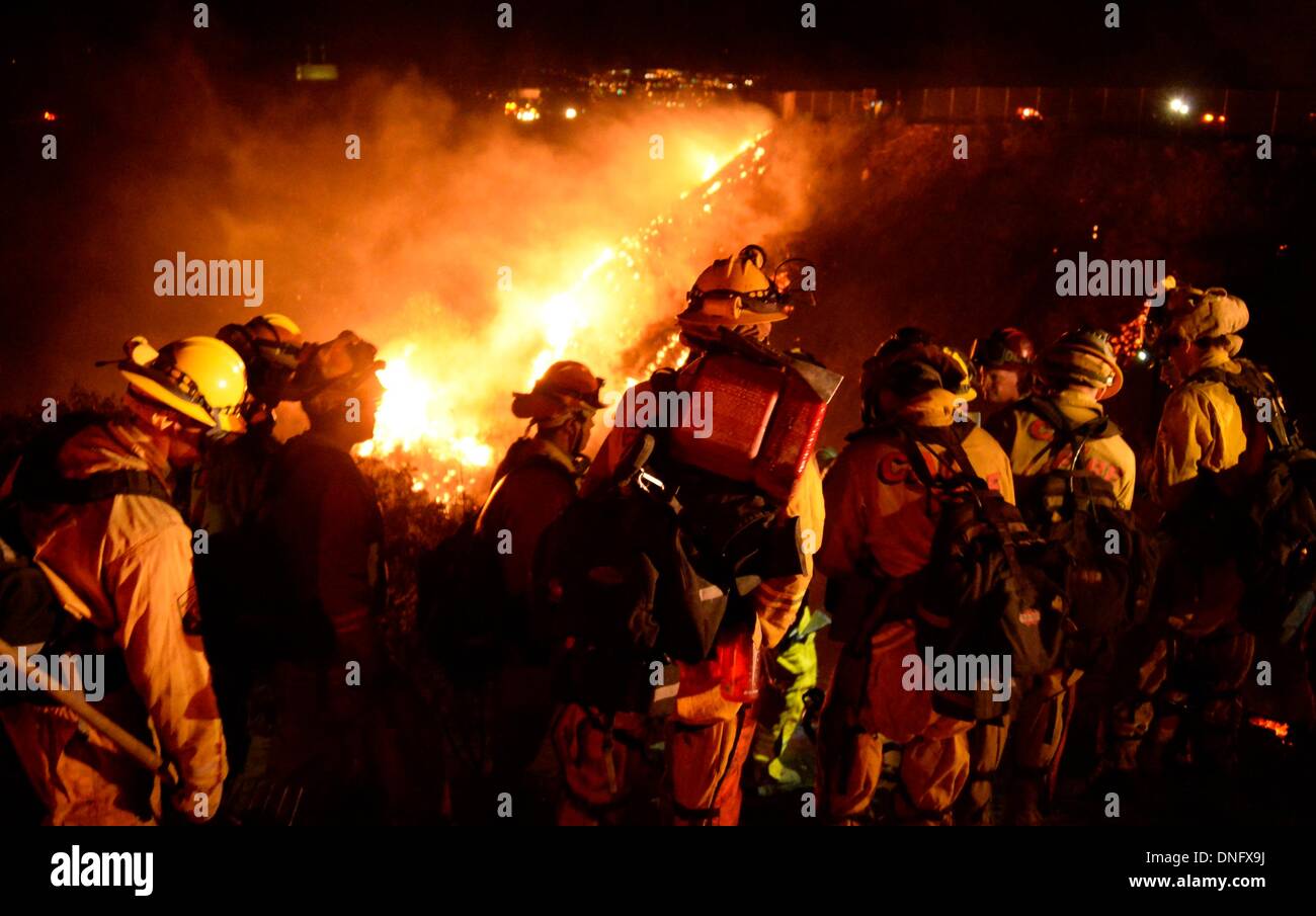 25. Dezember 2013, Simi Valley Kalifornien-USA. Ventura Feuerwehr zusammen mit Los Angeles, LA County und CalFire kämpfen ein Buschfeuer Weihnachten Nacht späten Mittwoch 25. Dezember in Simi Valley. Die starken Winde helfen die Buschfeuer entlang Santa Susana Pass Rd. westlich von Rocky Peak südlich der 118 Autobahn brennen. Das Brennen rund um 8-10 Hektar und keine Häuser wurden beschädigt. Das verursacht ist zu diesem Zeitpunkt noch unbekannt. Simi Valley ca. 25. Dezember 2013 Foto von Gene Blevins/LA DailyNews/ZumaPress. (Kredit-Bild: © gen Blevins/ZUMAPRESS.com) Bildnachweis: ZUMA Press, Inc./Alamy Live-Nachrichten Stockfoto