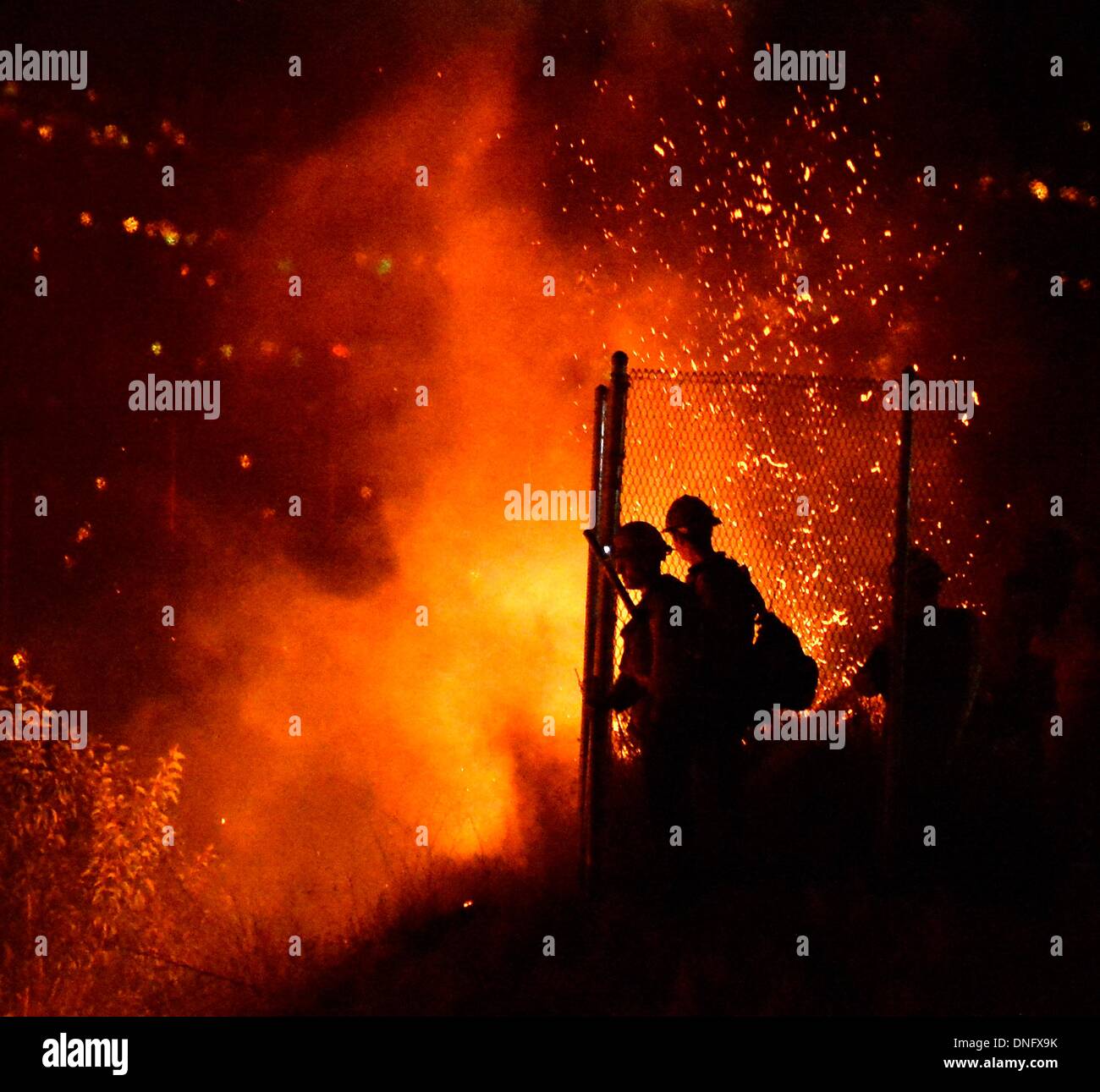 25. Dezember 2013, Simi Valley Kalifornien-USA. Ventura Feuerwehr zusammen mit Los Angeles, LA County und CalFire kämpfen ein Buschfeuer Weihnachten Nacht späten Mittwoch 25. Dezember in Simi Valley. Die starken Winde helfen die Buschfeuer entlang Santa Susana Pass Rd. westlich von Rocky Peak südlich der 118 Autobahn brennen. Das Brennen rund um 8-10 Hektar und keine Häuser wurden beschädigt. Das verursacht ist zu diesem Zeitpunkt noch unbekannt. Simi Valley ca. 25. Dezember 2013 Foto von Gene Blevins/LA DailyNews/ZumaPress. (Kredit-Bild: © gen Blevins/ZUMAPRESS.com) Bildnachweis: ZUMA Press, Inc./Alamy Live-Nachrichten Stockfoto