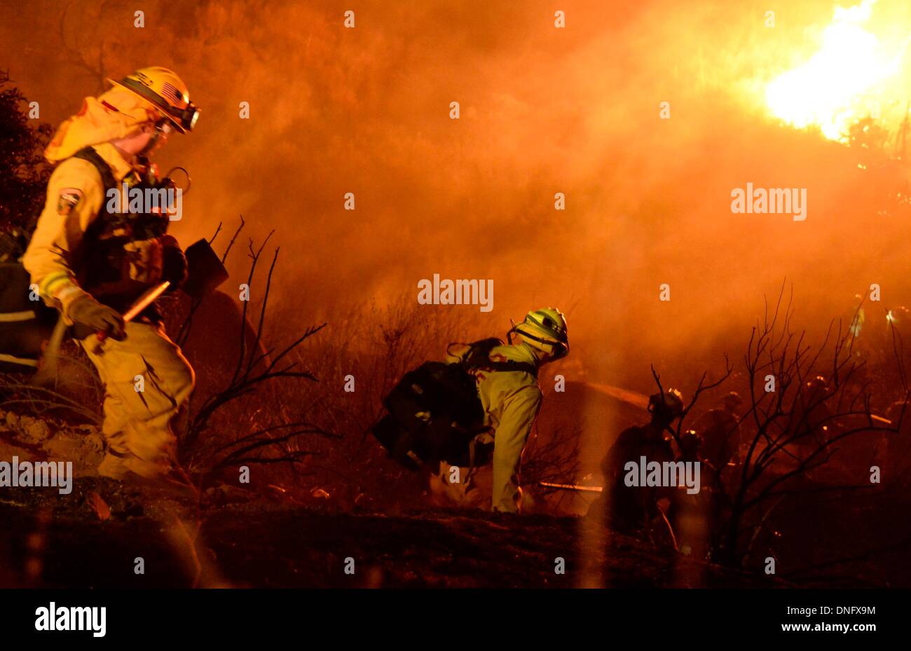 25. Dezember 2013, Simi Valley Kalifornien-USA. Ventura Feuerwehr zusammen mit Los Angeles, LA County und CalFire kämpfen ein Buschfeuer Weihnachten Nacht späten Mittwoch 25. Dezember in Simi Valley. Die starken Winde helfen die Buschfeuer entlang Santa Susana Pass Rd. westlich von Rocky Peak südlich der 118 Autobahn brennen. Das Brennen rund um 8-10 Hektar und keine Häuser wurden beschädigt. Das verursacht ist zu diesem Zeitpunkt noch unbekannt. Simi Valley ca. 25. Dezember 2013 Foto von Gene Blevins/LA DailyNews/ZumaPress. (Kredit-Bild: © gen Blevins/ZUMAPRESS.com) Bildnachweis: ZUMA Press, Inc./Alamy Live-Nachrichten Stockfoto