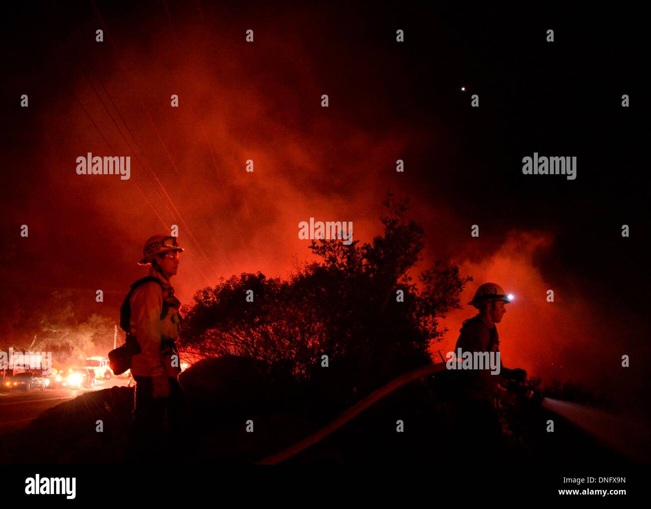 25. Dezember 2013, Simi Valley Kalifornien-USA. Ventura Feuerwehr zusammen mit Los Angeles, LA County und CalFire kämpfen ein Buschfeuer Weihnachten Nacht späten Mittwoch 25. Dezember in Simi Valley. Die starken Winde helfen die Buschfeuer entlang Santa Susana Pass Rd. westlich von Rocky Peak südlich der 118 Autobahn brennen. Das Brennen rund um 8-10 Hektar und keine Häuser wurden beschädigt. Das verursacht ist zu diesem Zeitpunkt noch unbekannt. Simi Valley ca. 25. Dezember 2013 Foto von Gene Blevins/LA DailyNews/ZumaPress. (Kredit-Bild: © gen Blevins/ZUMAPRESS.com) Bildnachweis: ZUMA Press, Inc./Alamy Live-Nachrichten Stockfoto