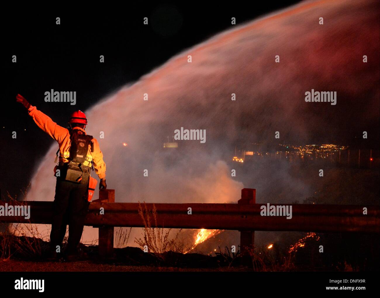 25. Dezember 2013, Simi Valley Kalifornien-USA. Ventura Feuerwehr zusammen mit Los Angeles, LA County und CalFire kämpfen ein Buschfeuer Weihnachten Nacht späten Mittwoch 25. Dezember in Simi Valley. Die starken Winde helfen die Buschfeuer entlang Santa Susana Pass Rd. westlich von Rocky Peak südlich der 118 Autobahn brennen. Das Brennen rund um 8-10 Hektar und keine Häuser wurden beschädigt. Das verursacht ist zu diesem Zeitpunkt noch unbekannt. Simi Valley ca. 25. Dezember 2013 Foto von Gene Blevins/LA DailyNews/ZumaPress. (Kredit-Bild: © gen Blevins/ZUMAPRESS.com) Bildnachweis: ZUMA Press, Inc./Alamy Live-Nachrichten Stockfoto