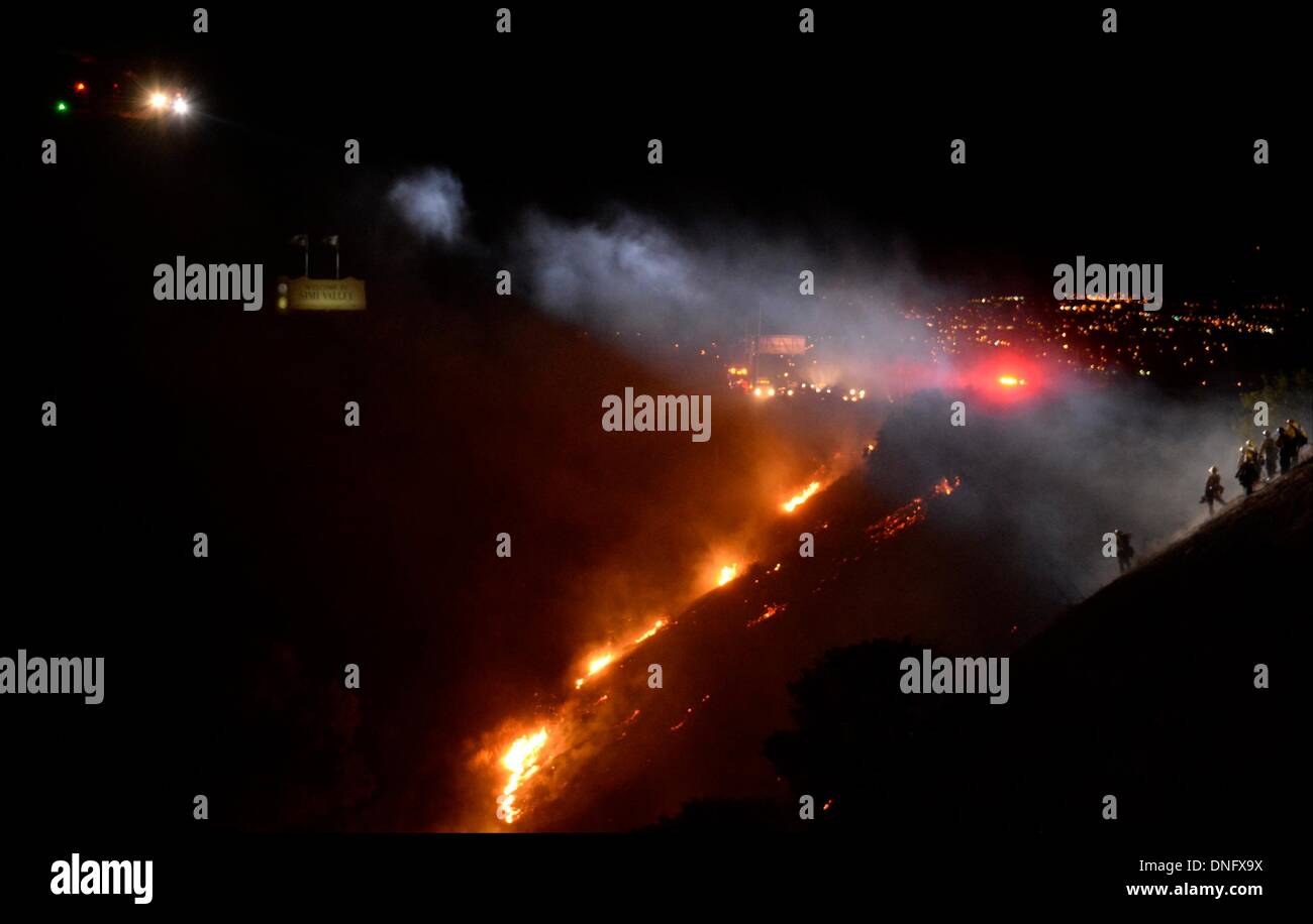 25. Dezember 2013, Simi Valley Kalifornien-USA. Ventura Feuerwehr zusammen mit Los Angeles, LA County und CalFire kämpfen ein Buschfeuer Weihnachten Nacht späten Mittwoch 25. Dezember in Simi Valley. Die starken Winde helfen die Buschfeuer entlang Santa Susana Pass Rd. westlich von Rocky Peak südlich der 118 Autobahn brennen. Das Brennen rund um 8-10 Hektar und keine Häuser wurden beschädigt. Das verursacht ist zu diesem Zeitpunkt noch unbekannt. Simi Valley ca. 25. Dezember 2013 Foto von Gene Blevins/LA DailyNews/ZumaPress. (Kredit-Bild: © gen Blevins/ZUMAPRESS.com) Bildnachweis: ZUMA Press, Inc./Alamy Live-Nachrichten Stockfoto
