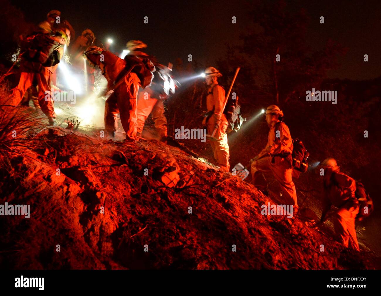 25. Dezember 2013, Simi Valley Kalifornien-USA. Ventura Feuerwehr zusammen mit Los Angeles, LA County und CalFire kämpfen ein Buschfeuer Weihnachten Nacht späten Mittwoch 25. Dezember in Simi Valley. Die starken Winde helfen die Buschfeuer entlang Santa Susana Pass Rd. westlich von Rocky Peak südlich der 118 Autobahn brennen. Das Brennen rund um 8-10 Hektar und keine Häuser wurden beschädigt. Das verursacht ist zu diesem Zeitpunkt noch unbekannt. Simi Valley ca. 25. Dezember 2013 Foto von Gene Blevins/LA DailyNews/ZumaPress. (Kredit-Bild: © gen Blevins/ZUMAPRESS.com) Bildnachweis: ZUMA Press, Inc./Alamy Live-Nachrichten Stockfoto