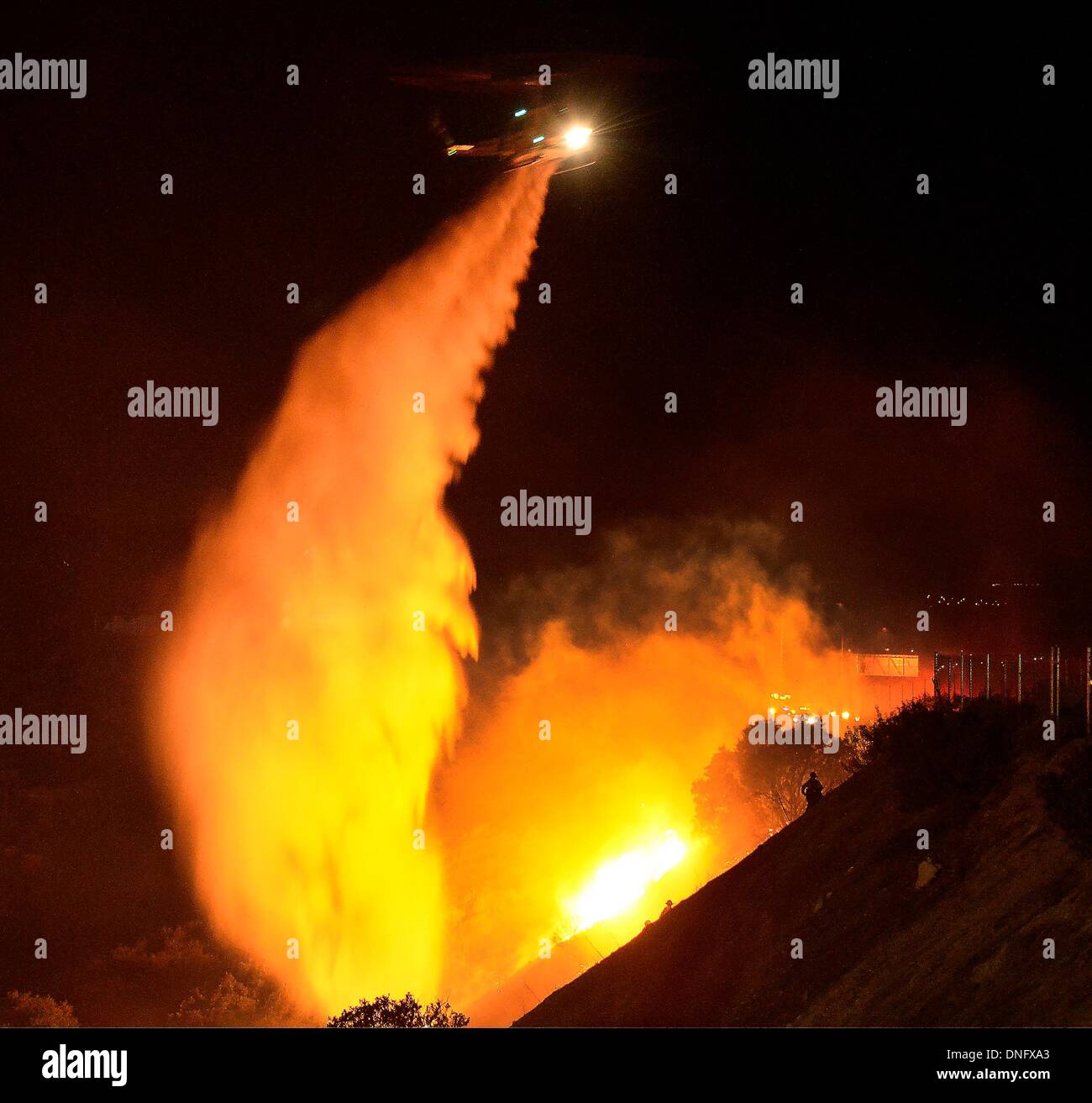 25. Dezember 2013, Simi Valley Kalifornien-USA. Ventura Feuerwehr zusammen mit Los Angeles, LA County und CalFire kämpfen ein Buschfeuer Weihnachten Nacht späten Mittwoch 25. Dezember in Simi Valley. Die starken Winde helfen die Buschfeuer entlang Santa Susana Pass Rd. westlich von Rocky Peak südlich der 118 Autobahn brennen. Das Brennen rund um 8-10 Hektar und keine Häuser wurden beschädigt. Das verursacht ist zu diesem Zeitpunkt noch unbekannt. Simi Valley ca. 25. Dezember 2013 Foto von Gene Blevins/LA DailyNews/ZumaPress. (Kredit-Bild: © gen Blevins/ZUMAPRESS.com) Bildnachweis: ZUMA Press, Inc./Alamy Live-Nachrichten Stockfoto