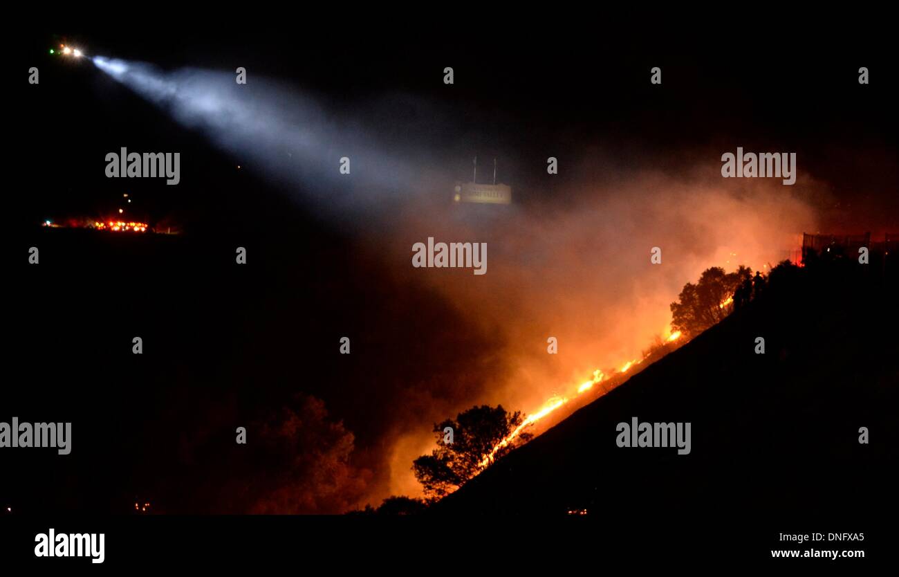 25. Dezember 2013, Simi Valley Kalifornien-USA. Ventura Feuerwehr zusammen mit Los Angeles, LA County und CalFire kämpfen ein Buschfeuer Weihnachten Nacht späten Mittwoch 25. Dezember in Simi Valley. Die starken Winde helfen die Buschfeuer entlang Santa Susana Pass Rd. westlich von Rocky Peak südlich der 118 Autobahn brennen. Das Brennen rund um 8-10 Hektar und keine Häuser wurden beschädigt. Das verursacht ist zu diesem Zeitpunkt noch unbekannt. Simi Valley ca. 25. Dezember 2013 Foto von Gene Blevins/LA DailyNews/ZumaPress. (Kredit-Bild: © gen Blevins/ZUMAPRESS.com) Bildnachweis: ZUMA Press, Inc./Alamy Live-Nachrichten Stockfoto