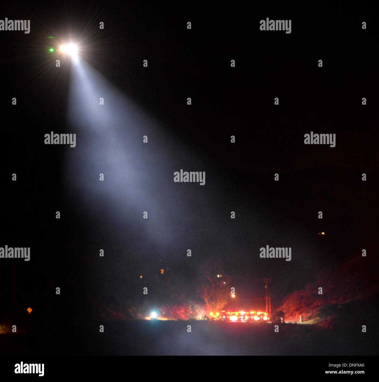 25. Dezember 2013, Simi Valley Kalifornien-USA. Ventura Feuerwehr zusammen mit Los Angeles, LA County und CalFire kämpfen ein Buschfeuer Weihnachten Nacht späten Mittwoch 25. Dezember in Simi Valley. Die starken Winde helfen die Buschfeuer entlang Santa Susana Pass Rd. westlich von Rocky Peak südlich der 118 Autobahn brennen. Das Brennen rund um 8-10 Hektar und keine Häuser wurden beschädigt. Das verursacht ist zu diesem Zeitpunkt noch unbekannt. Simi Valley ca. 25. Dezember 2013 Foto von Gene Blevins/LA DailyNews/ZumaPress. (Kredit-Bild: © gen Blevins/ZUMAPRESS.com) Bildnachweis: ZUMA Press, Inc./Alamy Live-Nachrichten Stockfoto