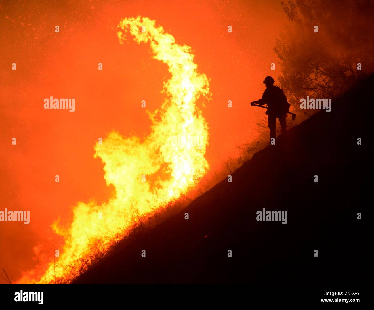 25. Dezember 2013, Simi Valley Kalifornien-USA. Ventura Feuerwehr zusammen mit Los Angeles, LA County und CalFire kämpfen ein Buschfeuer Weihnachten Nacht späten Mittwoch 25. Dezember in Simi Valley. Die starken Winde helfen die Buschfeuer entlang Santa Susana Pass Rd. westlich von Rocky Peak südlich der 118 Autobahn brennen. Das Brennen rund um 8-10 Hektar und keine Häuser wurden beschädigt. Das verursacht ist zu diesem Zeitpunkt noch unbekannt. Simi Valley ca. 25. Dezember 2013 Foto von Gene Blevins/LA DailyNews/ZumaPress. (Kredit-Bild: © gen Blevins/ZUMAPRESS.com) Bildnachweis: ZUMA Press, Inc./Alamy Live-Nachrichten Stockfoto