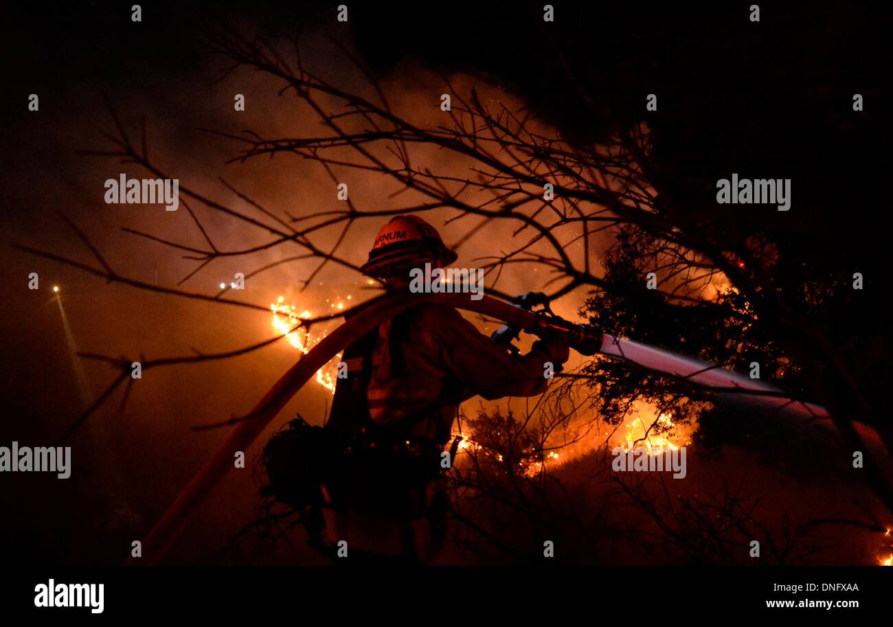 25. Dezember 2013, Simi Valley Kalifornien-USA. Ventura Feuerwehr zusammen mit Los Angeles, LA County und CalFire kämpfen ein Buschfeuer Weihnachten Nacht späten Mittwoch 25. Dezember in Simi Valley. Die starken Winde helfen die Buschfeuer entlang Santa Susana Pass Rd. westlich von Rocky Peak südlich der 118 Autobahn brennen. Das Brennen rund um 8-10 Hektar und keine Häuser wurden beschädigt. Das verursacht ist zu diesem Zeitpunkt noch unbekannt. Simi Valley ca. 25. Dezember 2013 Foto von Gene Blevins/LA DailyNews/ZumaPress. (Kredit-Bild: © gen Blevins/ZUMAPRESS.com) Bildnachweis: ZUMA Press, Inc./Alamy Live-Nachrichten Stockfoto