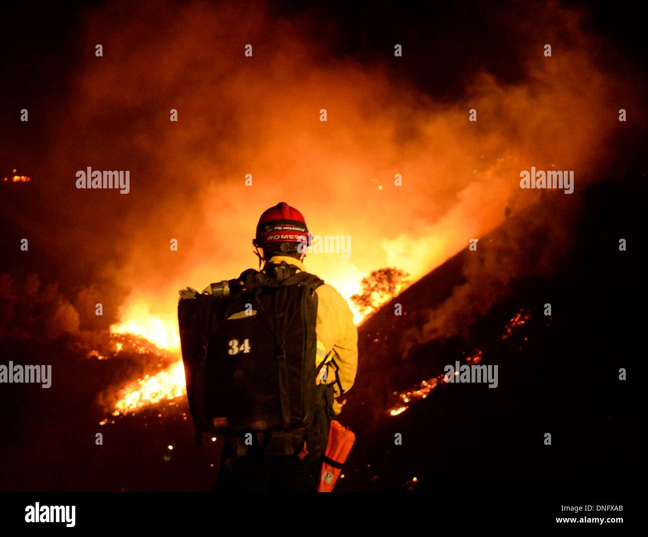 25. Dezember 2013, Simi Valley Kalifornien-USA. Ventura Feuerwehr zusammen mit Los Angeles, LA County und CalFire kämpfen ein Buschfeuer Weihnachten Nacht späten Mittwoch 25. Dezember in Simi Valley. Die starken Winde helfen die Buschfeuer entlang Santa Susana Pass Rd. westlich von Rocky Peak südlich der 118 Autobahn brennen. Das Brennen rund um 8-10 Hektar und keine Häuser wurden beschädigt. Das verursacht ist zu diesem Zeitpunkt noch unbekannt. Simi Valley ca. 25. Dezember 2013 Foto von Gene Blevins/LA DailyNews/ZumaPress. (Kredit-Bild: © gen Blevins/ZUMAPRESS.com) Bildnachweis: ZUMA Press, Inc./Alamy Live-Nachrichten Stockfoto
