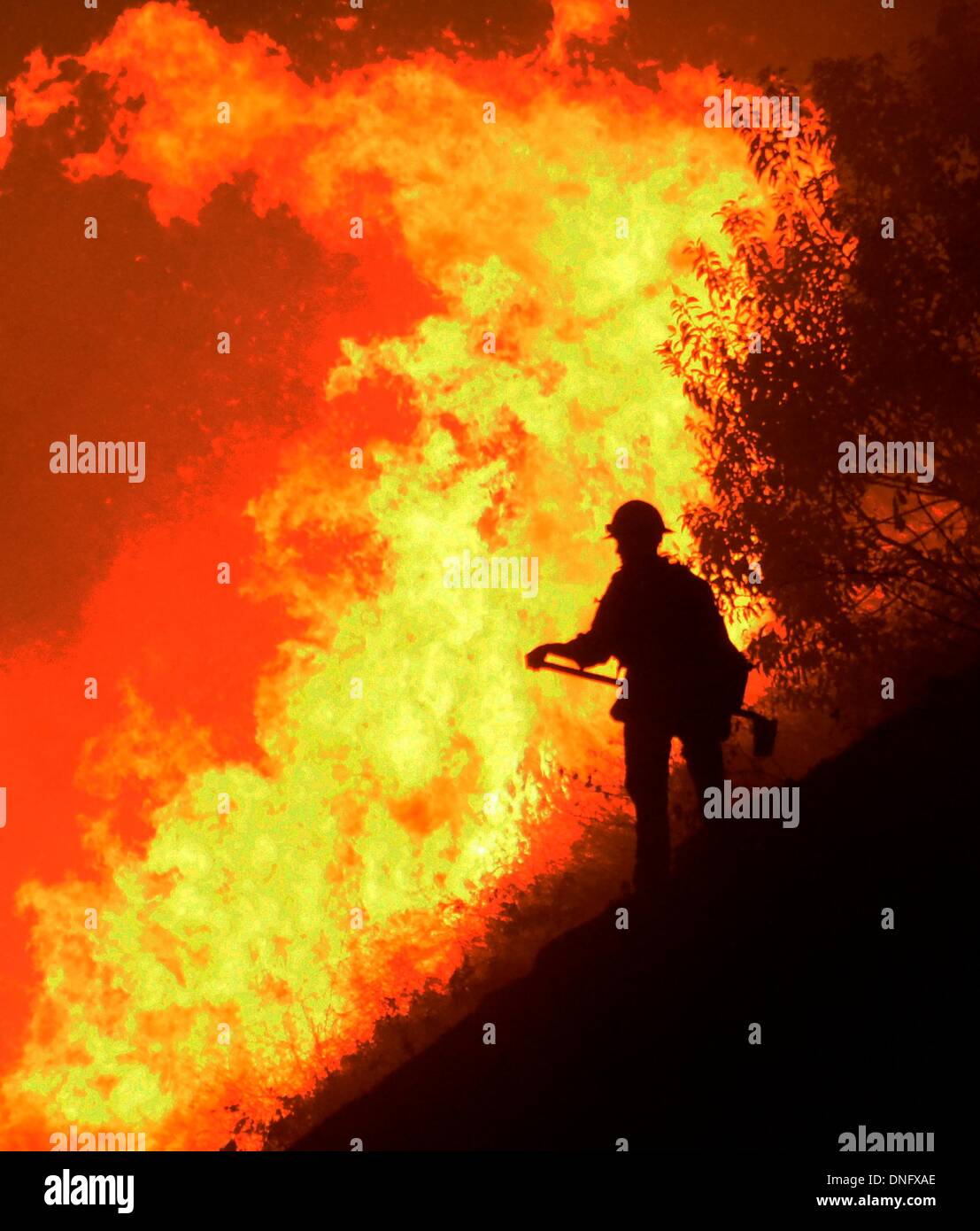 25. Dezember 2013, Simi Valley Kalifornien-USA. Ventura Feuerwehr zusammen mit Los Angeles, LA County und CalFire kämpfen ein Buschfeuer Weihnachten Nacht späten Mittwoch 25. Dezember in Simi Valley. Die starken Winde helfen die Buschfeuer entlang Santa Susana Pass Rd. westlich von Rocky Peak südlich der 118 Autobahn brennen. Das Brennen rund um 8-10 Hektar und keine Häuser wurden beschädigt. Das verursacht ist zu diesem Zeitpunkt noch unbekannt. Simi Valley ca. 25. Dezember 2013 Foto von Gene Blevins/LA DailyNews/ZumaPress. (Kredit-Bild: © gen Blevins/ZUMAPRESS.com) Bildnachweis: ZUMA Press, Inc./Alamy Live-Nachrichten Stockfoto