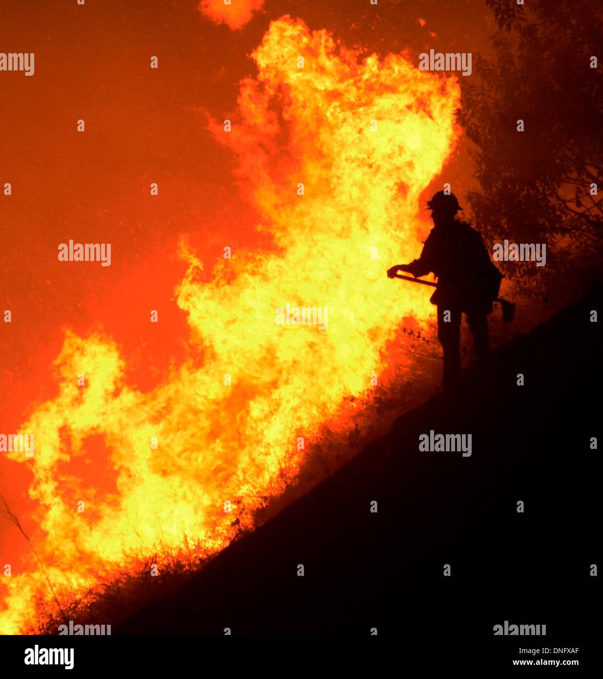 25. Dezember 2013, Simi Valley Kalifornien-USA. Ventura Feuerwehr zusammen mit Los Angeles, LA County und CalFire kämpfen ein Buschfeuer Weihnachten Nacht späten Mittwoch 25. Dezember in Simi Valley. Die starken Winde helfen die Buschfeuer entlang Santa Susana Pass Rd. westlich von Rocky Peak südlich der 118 Autobahn brennen. Das Brennen rund um 8-10 Hektar und keine Häuser wurden beschädigt. Das verursacht ist zu diesem Zeitpunkt noch unbekannt. Simi Valley ca. 25. Dezember 2013 Foto von Gene Blevins/LA DailyNews/ZumaPress. (Kredit-Bild: © gen Blevins/ZUMAPRESS.com) Bildnachweis: ZUMA Press, Inc./Alamy Live-Nachrichten Stockfoto