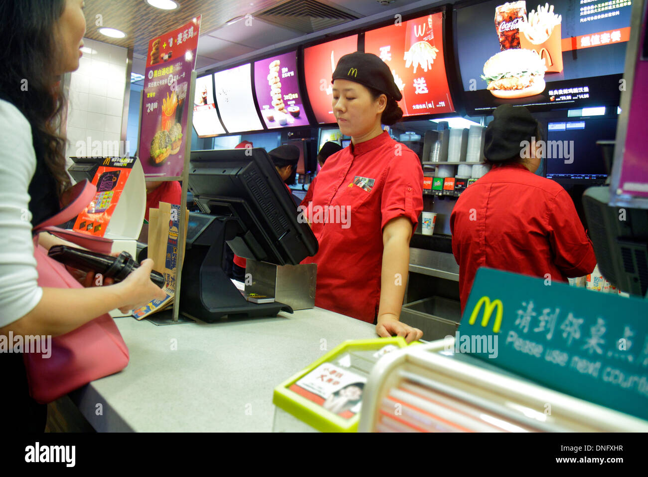 Beijing China, China, Xicheng, Changchunjie, McDonald's, Burger, Hamburger, Fast Food, Restaurants, Restaurants, Restaurants, Cafés, Küche, Essen, Inneneinrichtung Stockfoto