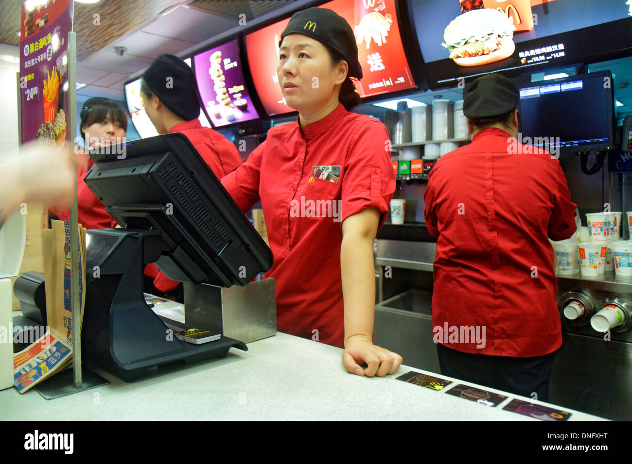 Chinese people eating fast food beijing Fotos und Bildmaterial in