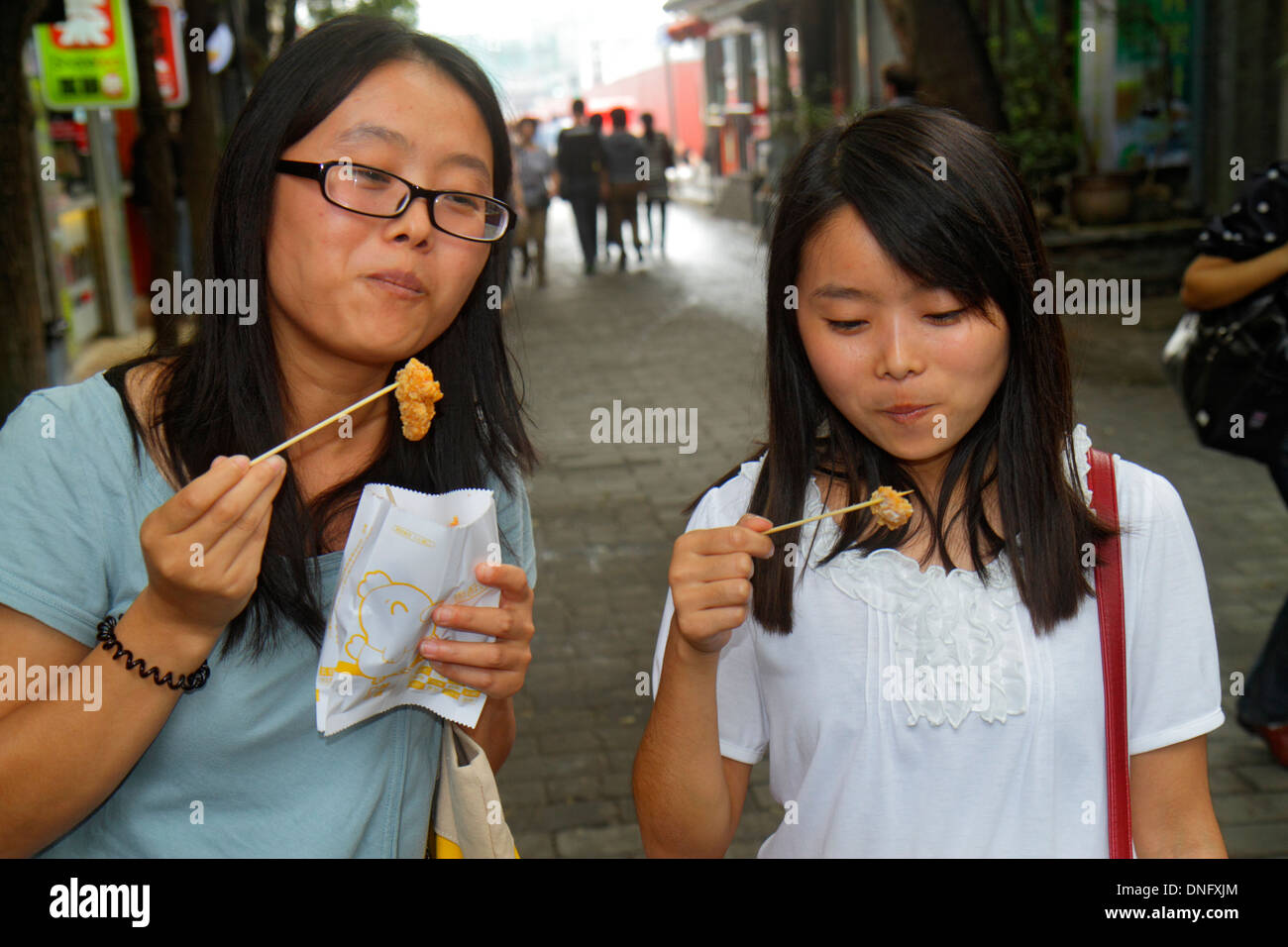 Peking China, Chinesisch, Dongcheng Bezirk, Nanluoguxiang, Hutong, Asiatische Teenager Teenager Teenager Teenager Mädchen Mädchen, Youngster, weibliche Kinder Kinder Kinder Mutter, adu Stockfoto