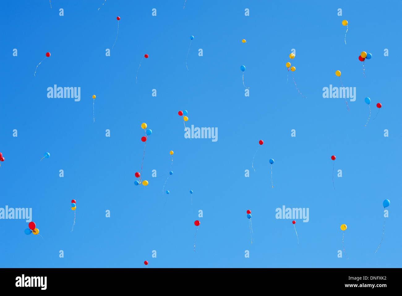 eine Menge von Luftballons in den blauen Himmel Stockfoto