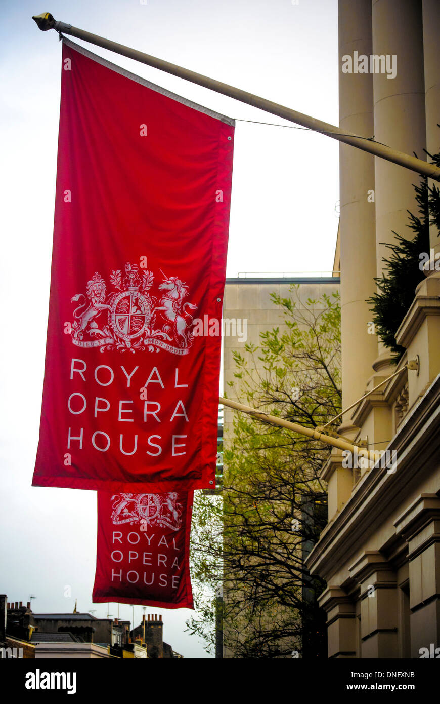 Rote Fahnen vor dem Royal Opera House, London. Stockfoto