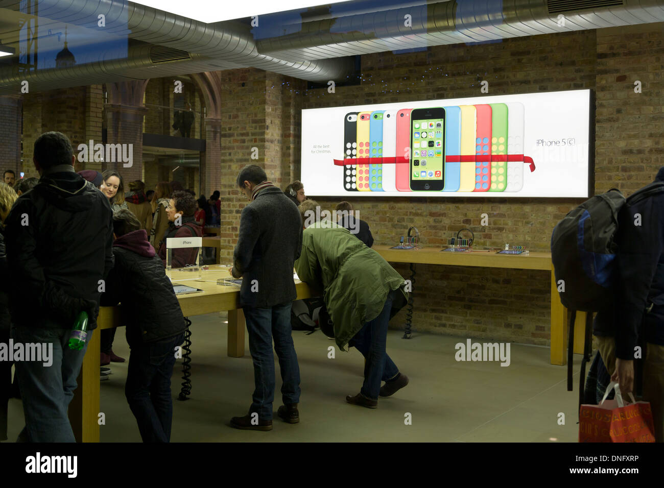 Menschen, die versuchen, iPhones und iPads am Apple Store Covent Garden, London, England Stockfoto