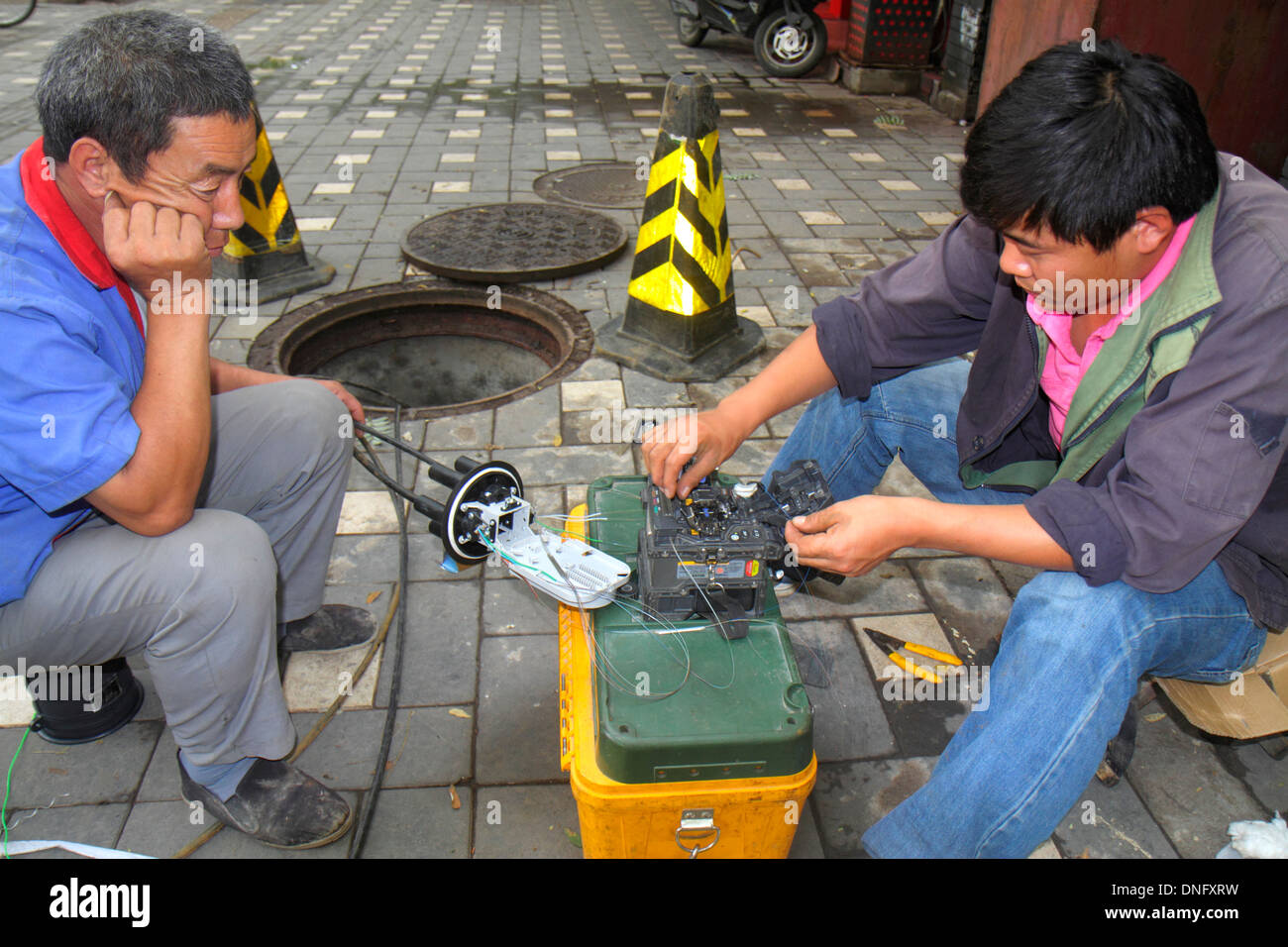 Peking China, Chinesisch, Dongcheng Bezirk, Nanluoguxiang, Hutong, Shopping Shopper Shopper Geschäfte Markt Märkte Markt Kauf Verkauf, Einzelhandel st Stockfoto