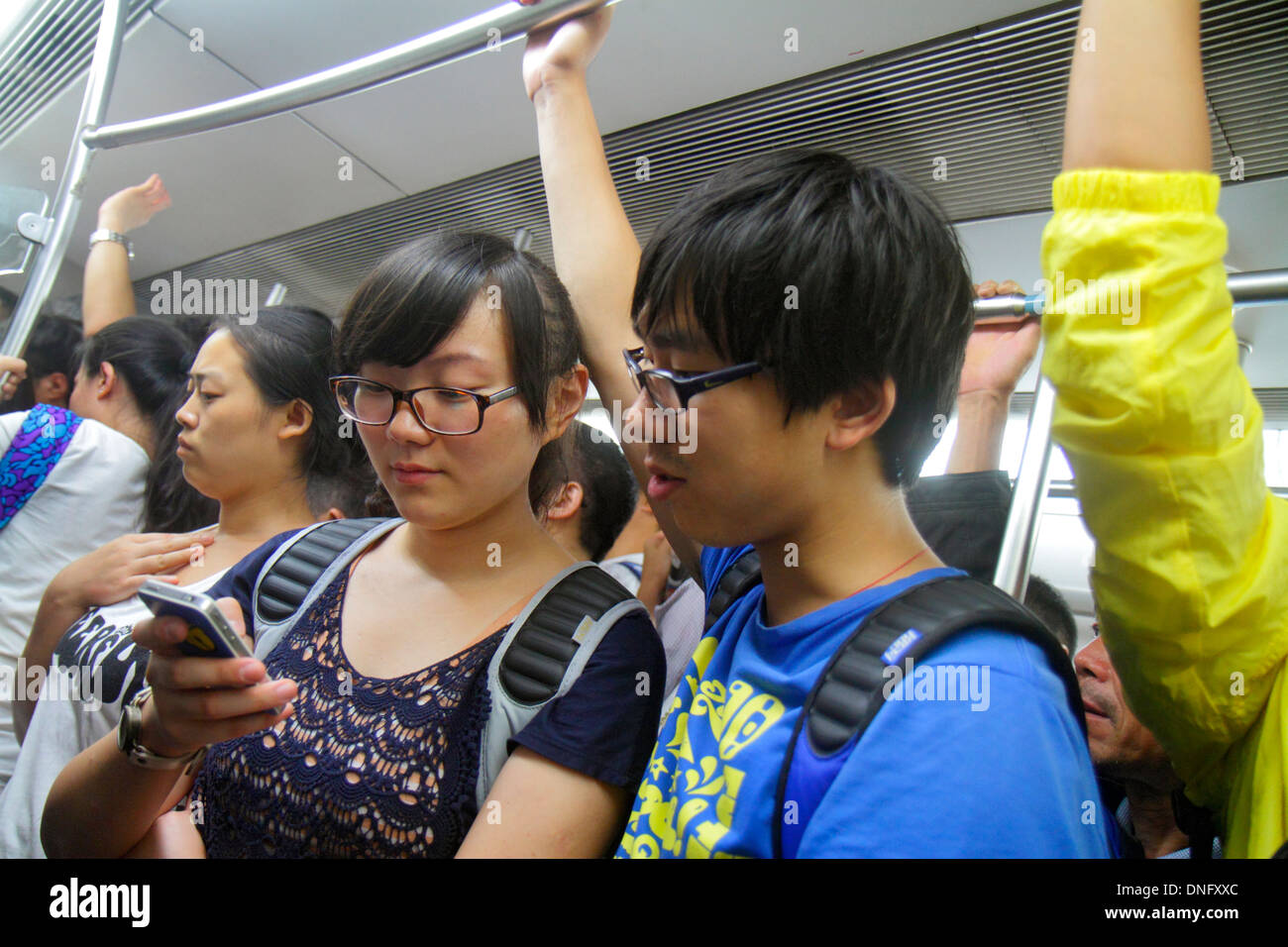 Peking China, Chinesisch, Dongsi U-Bahn-Station, Linie 5 6, Zugkabine, asiatische Frau weibliche Frauen, Mann Männer männlich, Passagiere Passagiere Fahrer, Fahrer, standin Stockfoto