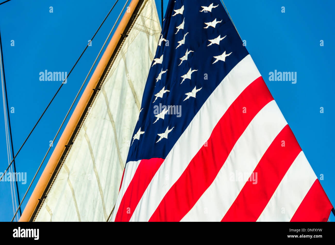 Große amerikanische Flagge angebracht zu einem Segel auf einem Schiff namens Star of India. San Diego, California, Vereinigte Staaten von Amerika. Stockfoto