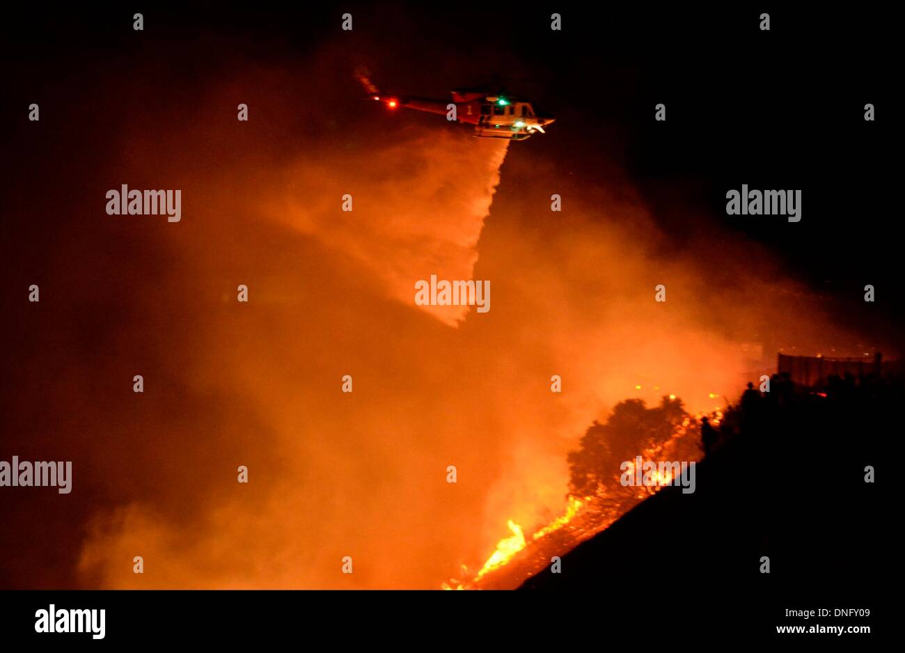 25. Dezember 2013, Simi Valley Kalifornien-USA. Ventura Feuerwehr zusammen mit Los Angeles, LA County und CalFire kämpfen ein Buschfeuer Weihnachten Nacht späten Mittwoch 25. Dezember in Simi Valley. Die starken Winde helfen die Buschfeuer entlang Santa Susana Pass Rd. westlich von Rocky Peak südlich der 118 Autobahn brennen. Das Brennen rund um 8-10 Hektar und keine Häuser wurden beschädigt. Das verursacht ist zu diesem Zeitpunkt noch unbekannt. Simi Valley ca. 25. Dezember 2013 Foto von Gene Blevins/LA DailyNews/ZumaPress. (Kredit-Bild: © gen Blevins/ZUMAPRESS.com) Bildnachweis: ZUMA Press, Inc./Alamy Live-Nachrichten Stockfoto
