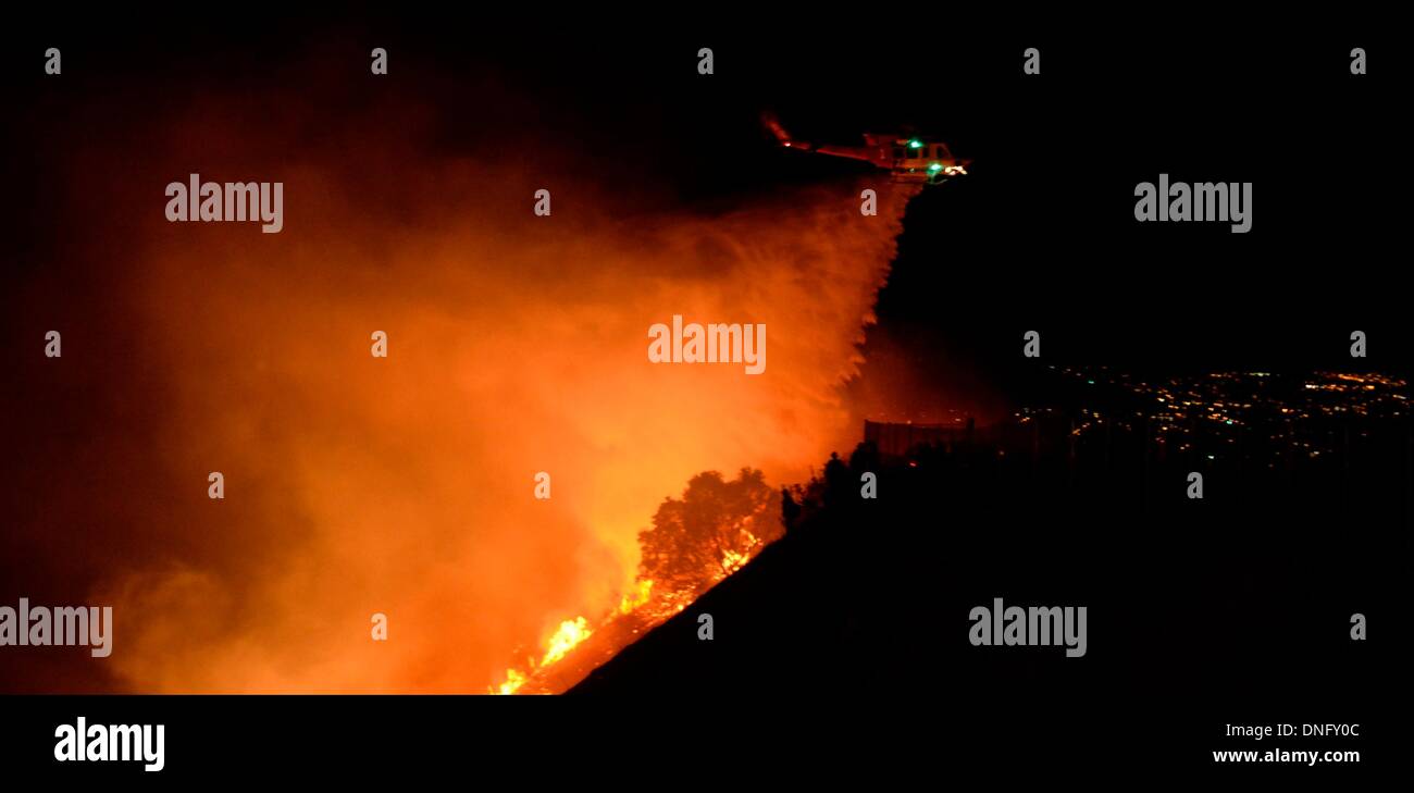 25. Dezember 2013, Simi Valley Kalifornien-USA. Ventura Feuerwehr zusammen mit Los Angeles, LA County und CalFire kämpfen ein Buschfeuer Weihnachten Nacht späten Mittwoch 25. Dezember in Simi Valley. Die starken Winde helfen die Buschfeuer entlang Santa Susana Pass Rd. westlich von Rocky Peak südlich der 118 Autobahn brennen. Das Brennen rund um 8-10 Hektar und keine Häuser wurden beschädigt. Das verursacht ist zu diesem Zeitpunkt noch unbekannt. Simi Valley ca. 25. Dezember 2013 Foto von Gene Blevins/LA DailyNews/ZumaPress. (Kredit-Bild: © gen Blevins/ZUMAPRESS.com) Bildnachweis: ZUMA Press, Inc./Alamy Live-Nachrichten Stockfoto