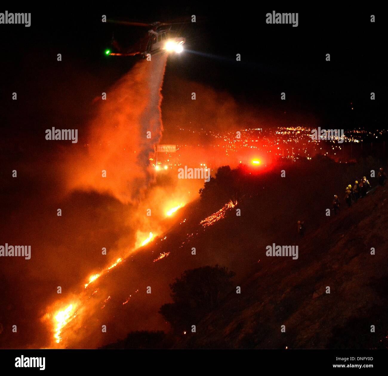 25. Dezember 2013, Simi Valley Kalifornien-USA. Ventura Feuerwehr zusammen mit Los Angeles, LA County und CalFire kämpfen ein Buschfeuer Weihnachten Nacht späten Mittwoch 25. Dezember in Simi Valley. Die starken Winde helfen die Buschfeuer entlang Santa Susana Pass Rd. westlich von Rocky Peak südlich der 118 Autobahn brennen. Das Brennen rund um 8-10 Hektar und keine Häuser wurden beschädigt. Das verursacht ist zu diesem Zeitpunkt noch unbekannt. Simi Valley ca. 25. Dezember 2013 Foto von Gene Blevins/LA DailyNews/ZumaPress. (Kredit-Bild: © gen Blevins/ZUMAPRESS.com) Bildnachweis: ZUMA Press, Inc./Alamy Live-Nachrichten Stockfoto