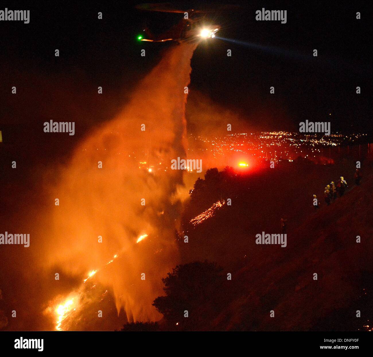 25. Dezember 2013, Simi Valley Kalifornien-USA. Ventura Feuerwehr zusammen mit Los Angeles, LA County und CalFire kämpfen ein Buschfeuer Weihnachten Nacht späten Mittwoch 25. Dezember in Simi Valley. Die starken Winde helfen die Buschfeuer entlang Santa Susana Pass Rd. westlich von Rocky Peak südlich der 118 Autobahn brennen. Das Brennen rund um 8-10 Hektar und keine Häuser wurden beschädigt. Das verursacht ist zu diesem Zeitpunkt noch unbekannt. Simi Valley ca. 25. Dezember 2013 Foto von Gene Blevins/LA DailyNews/ZumaPress. (Kredit-Bild: © gen Blevins/ZUMAPRESS.com) Bildnachweis: ZUMA Press, Inc./Alamy Live-Nachrichten Stockfoto