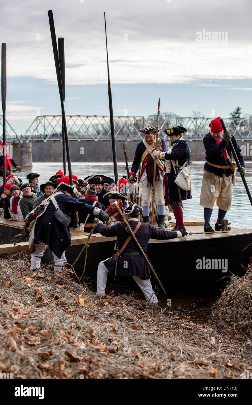 WASHINGTON CROSSING, NEW JERSEY - 25. Dezember 2013: Reenactors feierte der 237. Geburtstag von George Washington überquert den Delaware River am Weihnachtstag. Bildnachweis: Jeffrey Willey/Alamy Live-Nachrichten Stockfoto