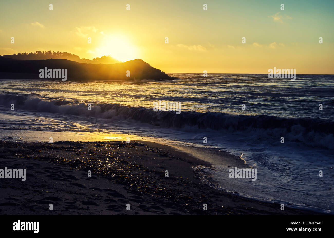 Den Sonnenuntergang über den Point Lobos State Reserve mit Kloster Strand im Vordergrund. Monterey, Kalifornien, USA. Stockfoto