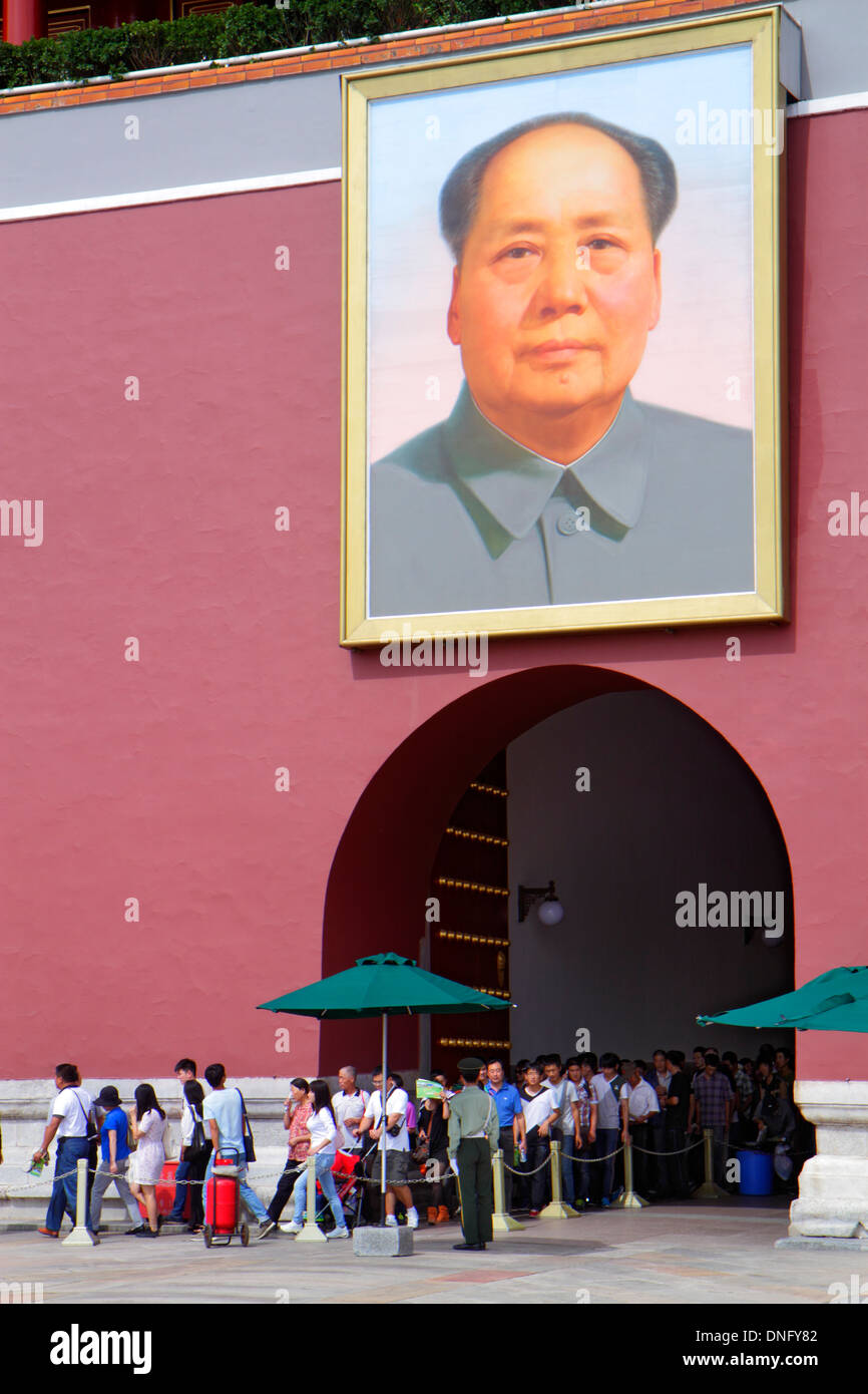 Peking China, Chinesisch, Dongcheng Bezirk, Chang'an Avenue, Tian'anmen, Tiananmen, Kaiserstadt, Tor, Mao Zedong Porträt, asiatische Mann Männer männlich, Linie, Schlange, Chi Stockfoto
