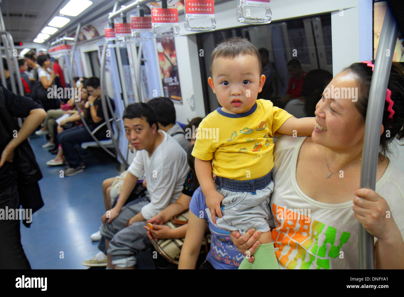 Beijing China, Asien, Chinesisch, Orientalisch, Beijing Railway Subway Station, Linie 2, öffentliche Verkehrsmittel, Zugkabine, Asiaten, Erwachsene, Erwachsene, Frauen fema Stockfoto