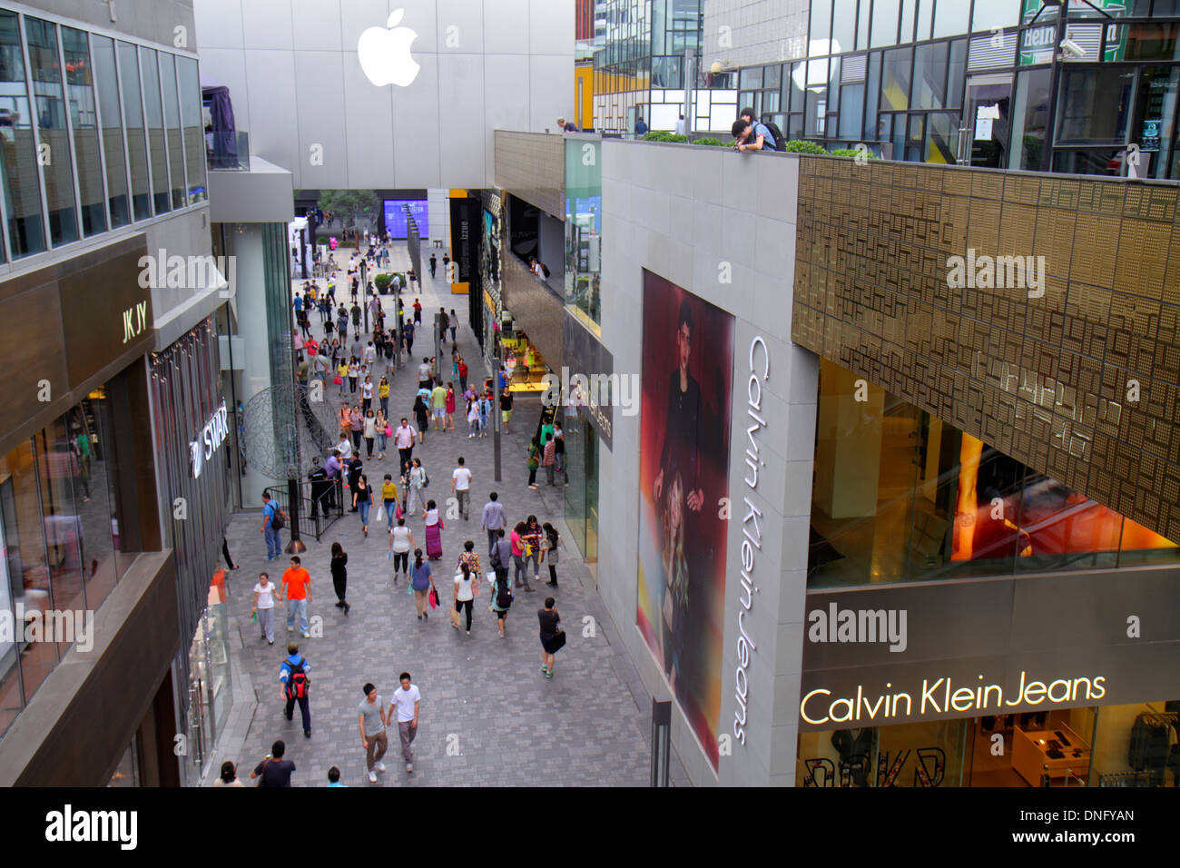 Peking China, Chinesisch, Chaoyang District, Sanlitun Village, Süd-Nord-Piazza Deck, Shopping Shopper Shopper Shop Geschäfte Markt Märkte Marktplatz kaufen in Stockfoto