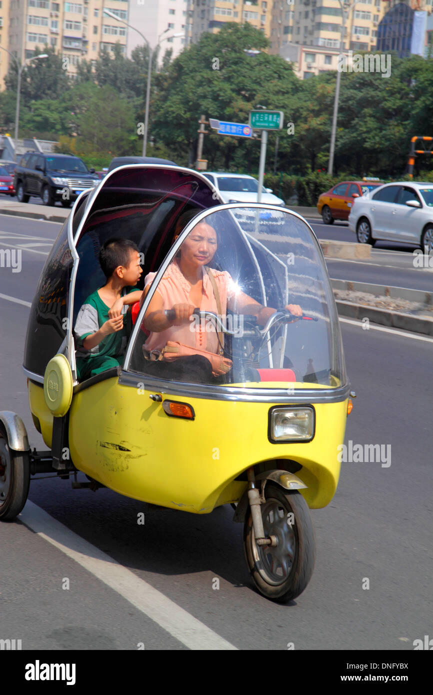 Peking China, Chinesisch, Chaoyang District, Panjiayuan, Dreirad, bedeckt, Velomobil, elektrisch, asiatische Erwachsene, Erwachsene, Frau weibliche Frauen, Mutter, Jungen Jungen männlichen Kind Stockfoto
