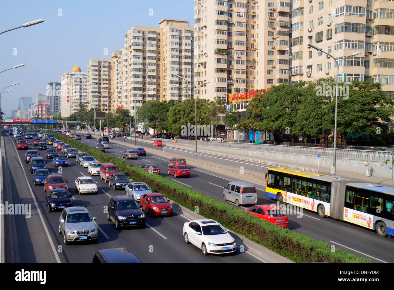 Peking China, Chinesisch, Chaoyang District, Panjiayuan, Verkehr, Straße, Straße, Eigentumswohnung Wohnapartment-Apartments Gebäude Gebäude Gehäuse, Autos, BU Stockfoto