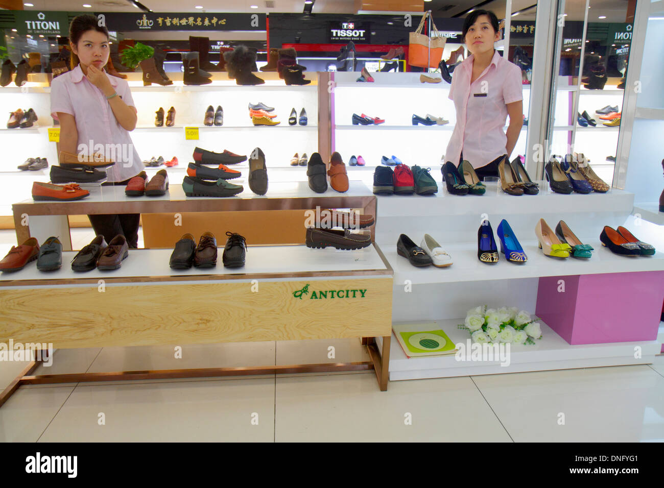 Peking China, Asien, Chinesisch, Orientalisch, Guang an Men Nei Da Jie, Guanganmen Außenstraße, Regenbogen-Zentrum, Zentrum, Shopping Shopper Shopper Shop Geschäfte Markt Stockfoto