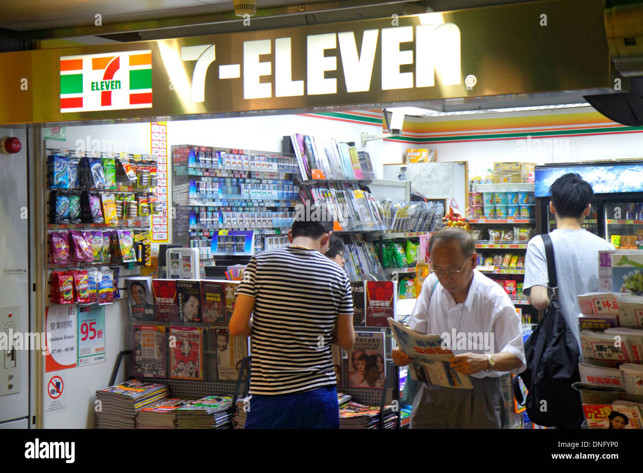 Hongkong China, Hongkong, Asien, Chinesisch, Orientalisch, Insel, MTR, U-Bahn-Station Fortress Hill, öffentliche Verkehrsmittel, 7-Eleven, 24-Stunden-Geschäft, Produkte DIS Stockfoto