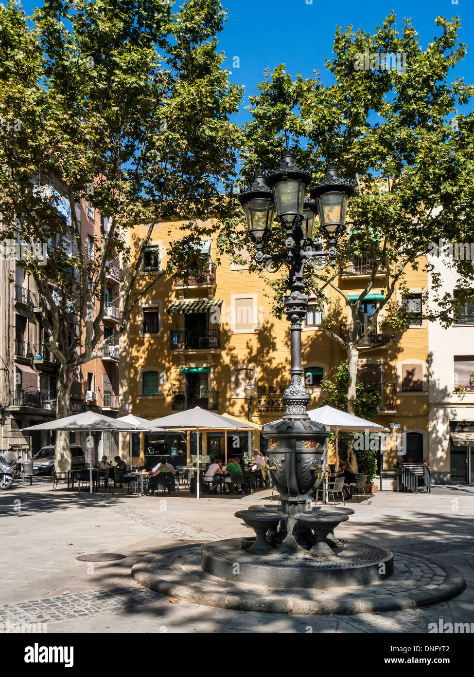 VBARCELONA, SPANIEN - 09. SEPTEMBER 2013: Blick über die Placa de la Barceloneta und die Cafés, die sie umgeben Stockfoto