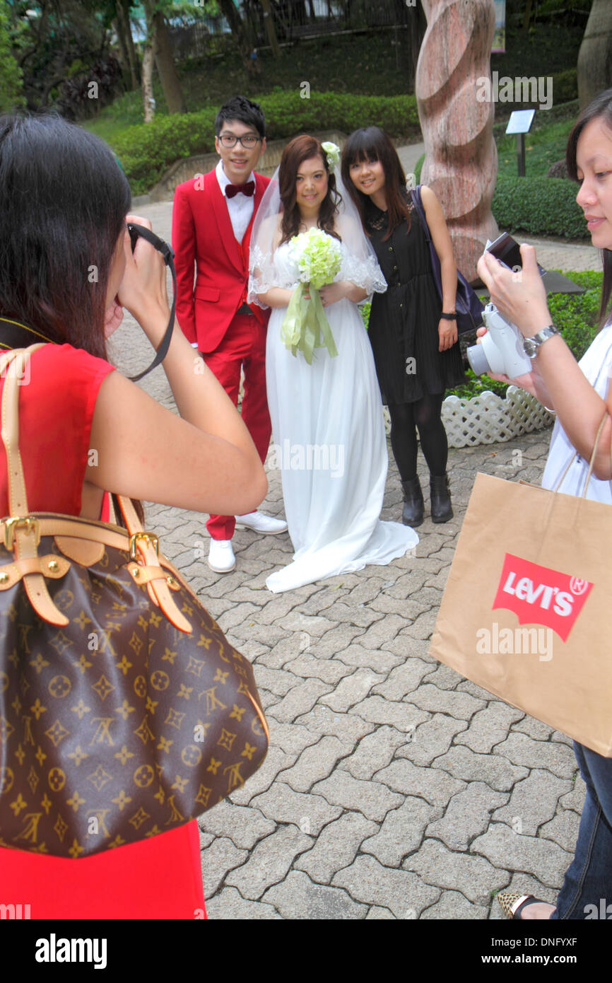 Hongkong China, Hongkong, Asien, Chinesisch, Orientalisch, Insel, Zentral, Hongkong Park, Hochzeitsfotograf, Fotos, Braut, Bräutigam, Posen, roter Anzug, Kleid, Asiaten aus Asien Stockfoto