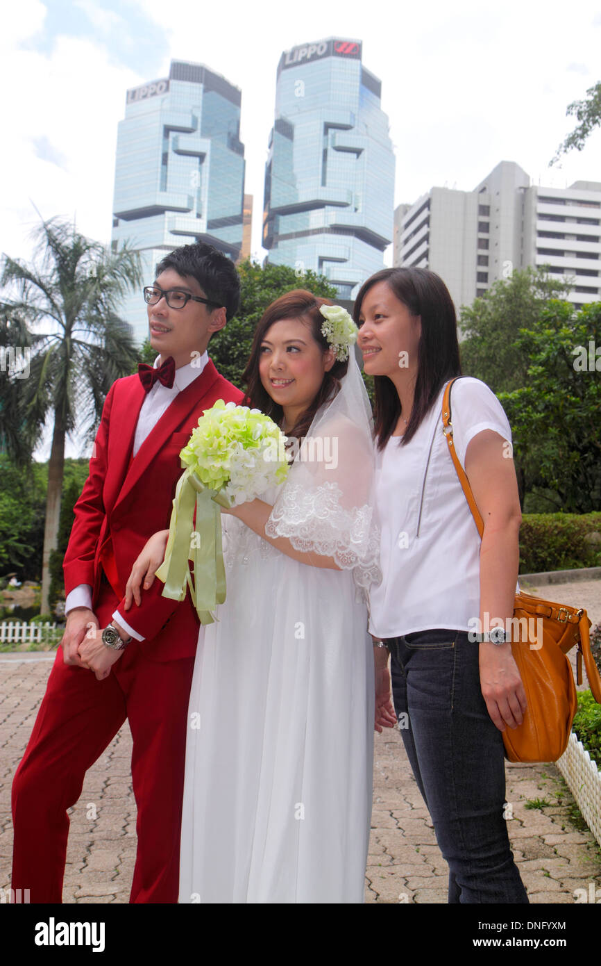 Hongkong China, HK, Asien, Chinesisch, Orientalisch, Insel, Zentral, Hongkong Park, Braut, Bräutigam, Posen, roter Anzug, Kleid, Asiaten Asiaten ethnischen Einwanderer mino Stockfoto