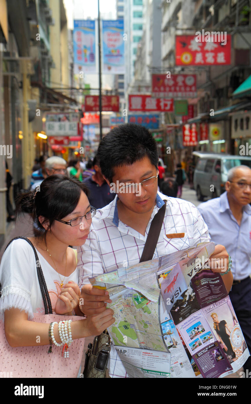Hongkong China, HK, Asien, Chinesisch, Orientalisch, Insel, Sheung Wan, Wing Lok Street, asiatischer Mann Männer männlich, Erwachsene, Erwachsene, Frau weibliche Frauen, Paar, suchen, Straße ma Stockfoto