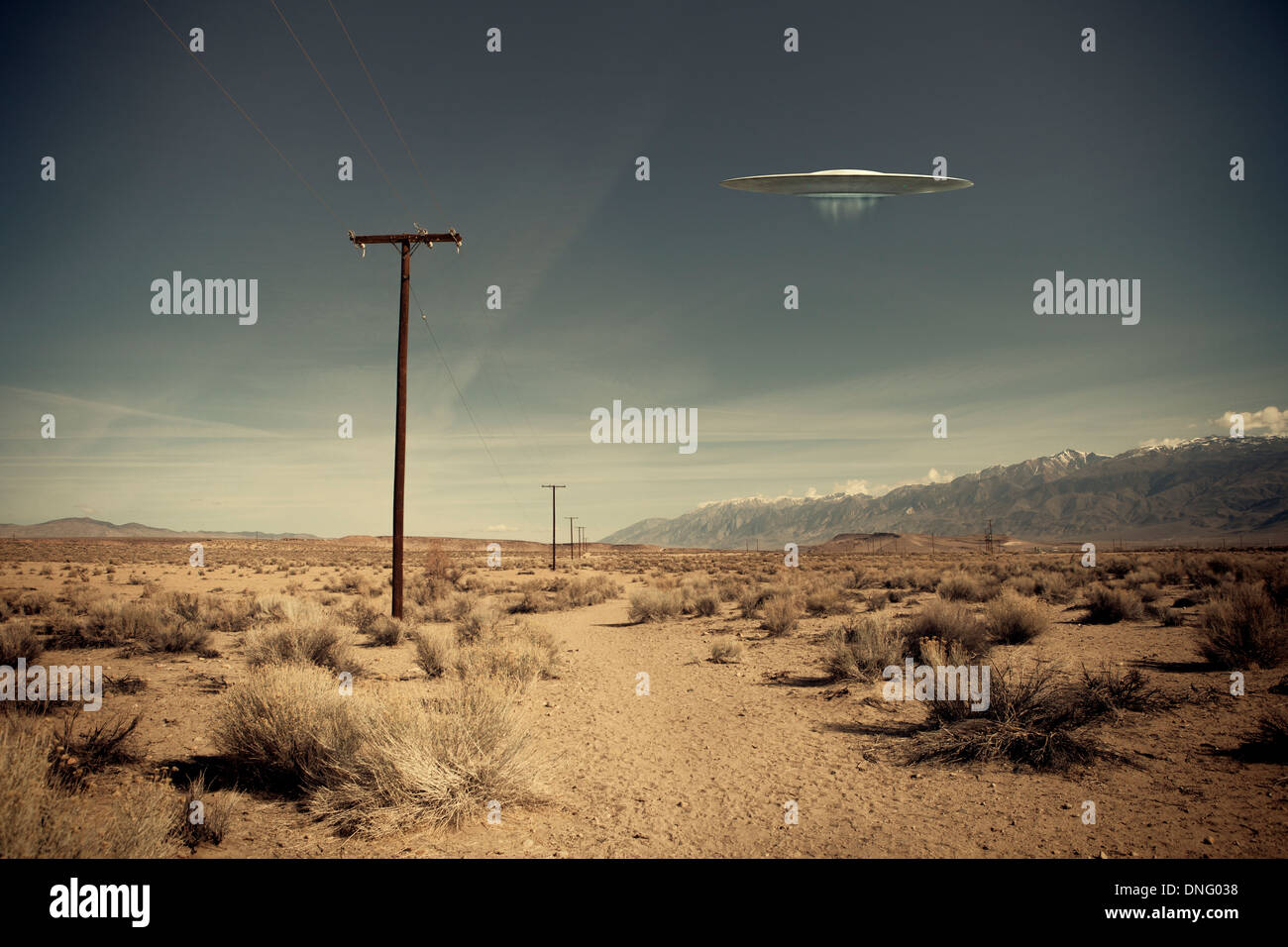 Niedrig fliegende UFO Raumschiff schwebt über einem einsamen Feldweg in der Nähe ein Telefonmast mit Vintage-Look. Stockfoto