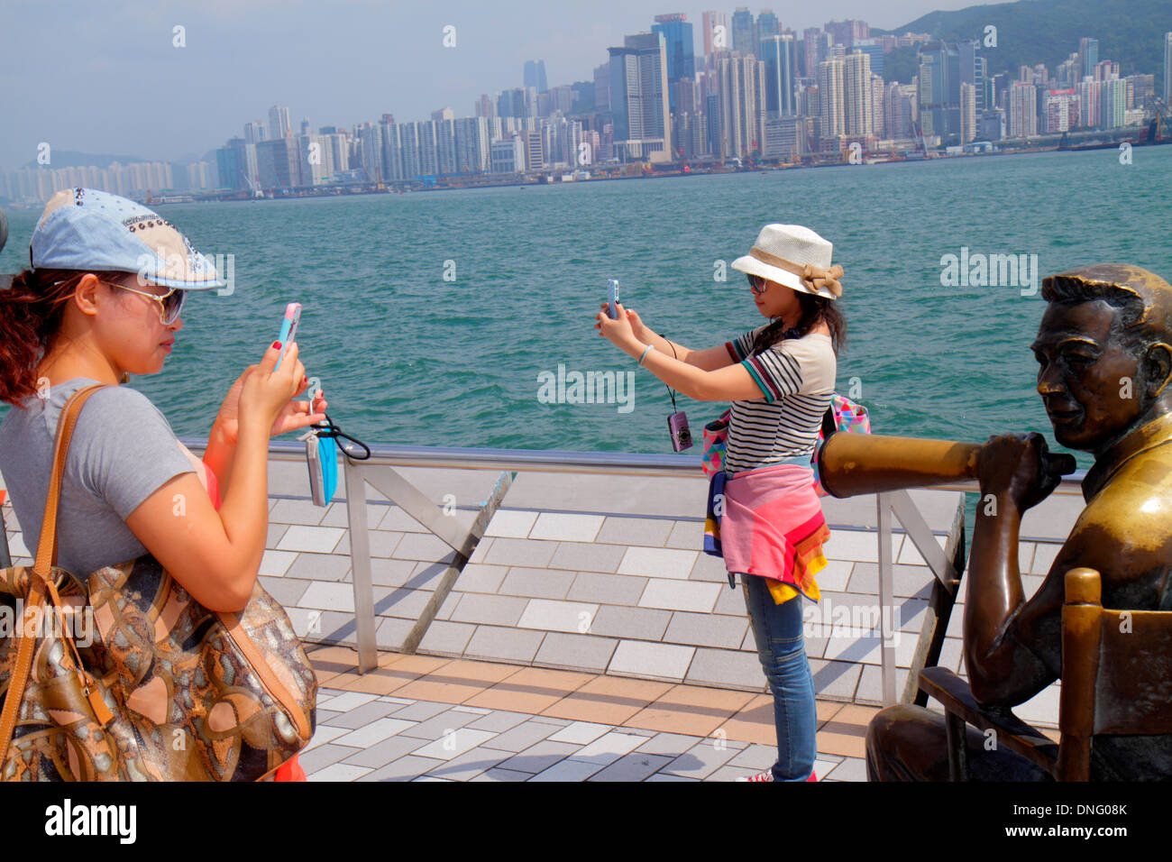 Hongkong China, HK, Chinesisch, Kowloon, Tsim Sha Tsui, Avenue of the Stars, Victoria Harbour, Hafen, Uferpromenade, asiatischer Erwachsener, Erwachsene, weibliche Wome Stockfoto Hongkong China, HK, Chinesisch, Kowloon, Tsim Sha Tsui, Avenue of the Stars, Victoria Harbour, Hafen, Uferpromenade, asiatischer Erwachsener, Erwachsene, weibliche Wome Stockfoto